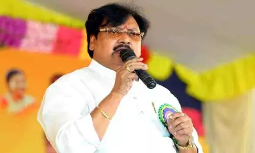 ఏపీలో కులవివక్ష కోరలు విప్పి బుసలుకొడుతుంది..