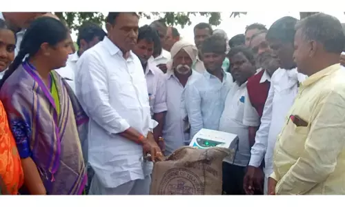 పంట నష్టపోయిన రైతులు అధైర్యపడొద్దు: మహిళా కమిషన్ చైర్మన్ సునీతా లక్ష్మారెడ్డి, ఎమ్మెల్యే మదన్ రెడ్డి