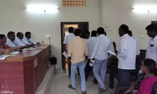 సర్వసభ్య సమావేశాన్ని బహిష్కరించిన సర్పంచులు..