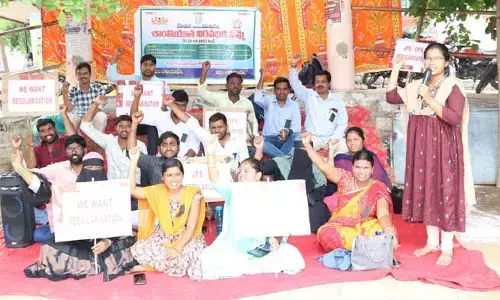 మా న్యాయమైన డిమాండ్ ను పరిష్కరించాలి..పంచాయితీ కార్యదర్శులు..