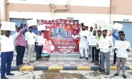 డబుల్ బెడ్ రూమ్ ఇళ్ల దగ్గర బీజేపీ నిరసన..