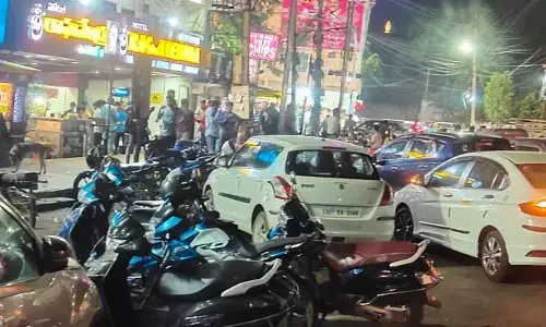 నో పార్కింగ్.. రాఘవేంద్ర హోటల్ ముందు రోడ్డుపైన అక్రమ పార్కింగ్..