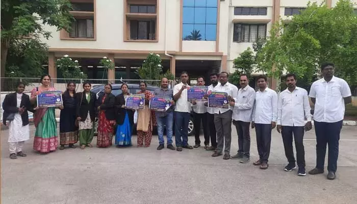 న్యాయవాద రక్షణ చట్టం తేవాలి.. ధర్నాకు తరలిన వరంగల్ న్యాయవాదులు.. న్యాయవాద రక్షణ చట్టం తేవాలి.. ధర్నాకు తరలిన వరంగల్ న్యాయవాదులు..