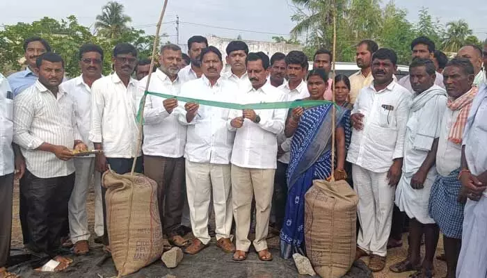 రైతులు పండించిన ప్రతి గింజను కొంటాం.. ఎమ్మెల్యే రవీంద్ర కుమార్ రైతులు పండించిన ప్రతి గింజను కొంటాం.. ఎమ్మెల్యే రవీంద్ర కుమార్