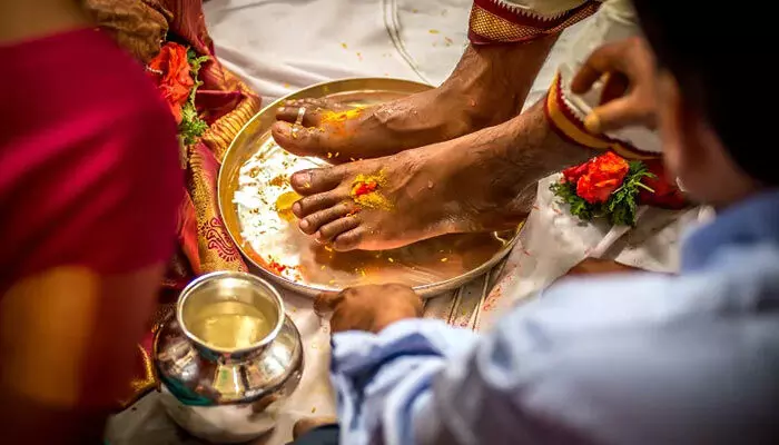 వివాహంలో అల్లుడి కాళ్లు మామ ఎందుకు కడుగుతారో తెలుసా..? వివాహంలో అల్లుడి కాళ్లు మామ ఎందుకు కడుగుతారో తెలుసా..?