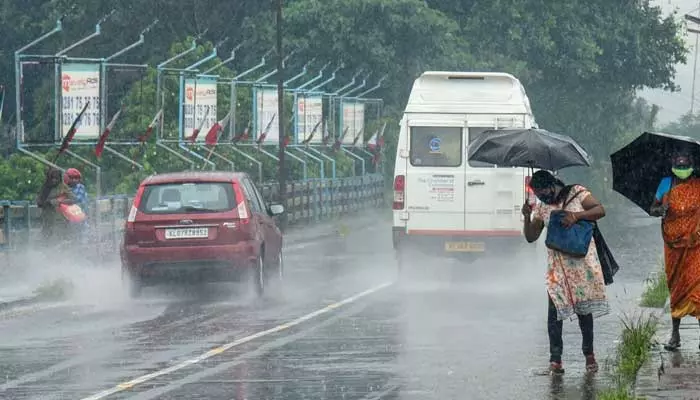 బ్రేకింగ్: ఏపీలో భారీ వర్షం.. తిరుపతిలో కుప్పకూలిన 20 ఇళ్లు