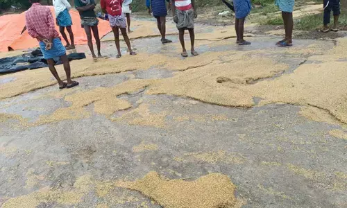 అకాల వర్షం.. తడిసి ముద్దయి కొట్టుకుపోయిన వరి ధాన్యం