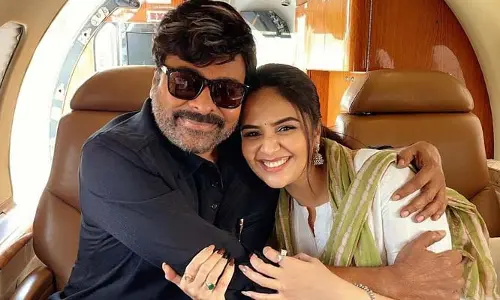 శ్రీముఖి నడుము చూడడానికి సిద్ధమైన చిరు !