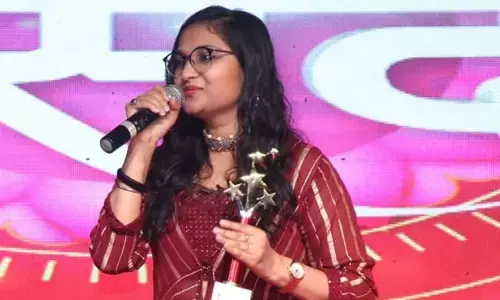 యాంకర్ రూడ్ బిహేవియర్.. స్టేజ్‌పైనే ఏడ్చేసిన సింగర్