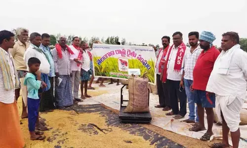 రైతులను దోచుకుంటున్న ఐకేపీ సెంటర్లు..