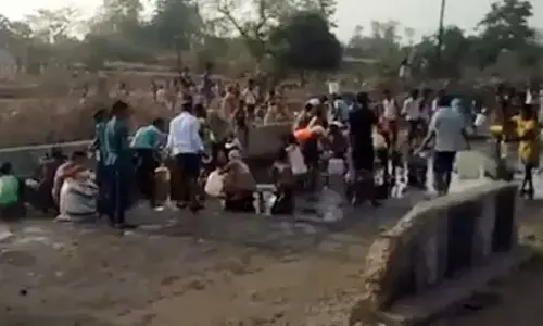 Nellore: లారీని ఢీకొట్టిన వంట నూనె ట్యాంకర్..లీకైన ఆయిల్..ఎగబడ్డ జనం