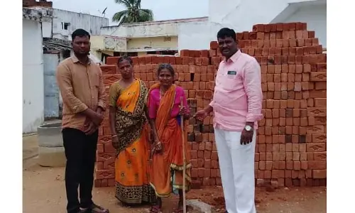 వృద్ధురాలి ఇంటి నిర్మాణానికి అండగా నిలిచిన జడ్పీటీసీ..