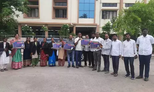 న్యాయవాద రక్షణ చట్టం తేవాలి.. ధర్నాకు తరలిన వరంగల్ న్యాయవాదులు..