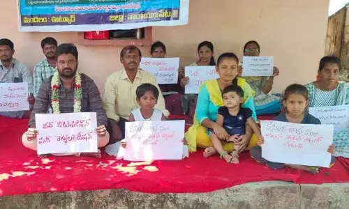 కేసీఆర్ తాత మా అమ్మ, నాన్నలను రెగ్యులరైజ్ చేయండి..