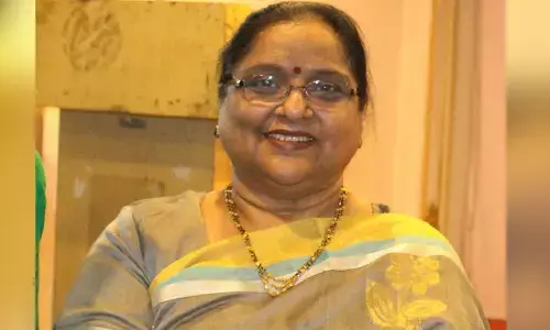 వేల సంఖ్యలో జనం ముందు.. ఎన్టీఆర్ నా కాళ్లు పట్టుకున్నారు : రోజా రమణి