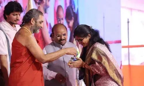 మహిళ ఎక్సలెన్సీ అవార్డు అందుకున్న సర్పంచ్..
