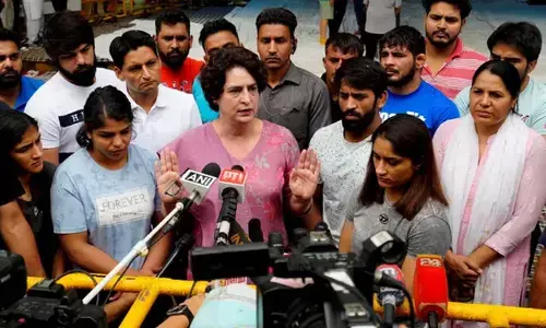 బ్రిజ్‌భూషణ్‌ను ఎందుకు కాపాడుతున్నారు..?: ప్రియాంకా గాంధీ