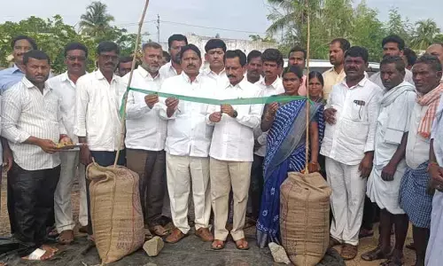రైతులు పండించిన ప్రతి గింజను కొంటాం.. ఎమ్మెల్యే రవీంద్ర కుమార్