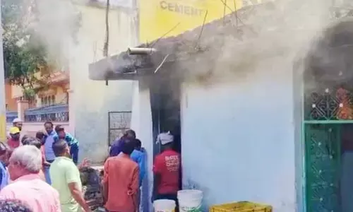 దేవుడి దీపం కింద పడి ఇల్లు  దగ్ధం..