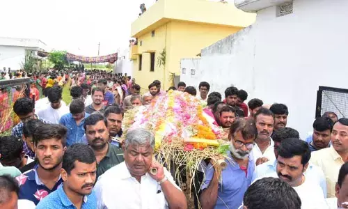 కన్నీటి సంద్రమైన గ్రామం.. పాడే మోసిన గూడూరు నారాయణరెడ్డి