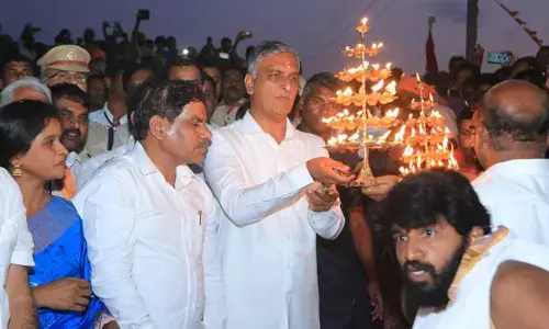 గంగా హారతిలో పాల్గొన్న మంత్రి హరీష్ రావు