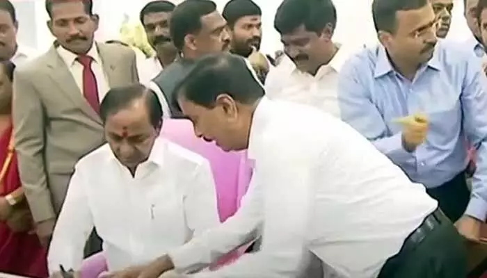 బిగ్ బ్రేకింగ్ న్యూస్ : సీఎం ఛాంబర్ సీటులో కూర్చున్న కేసీఆర్.. తొలి సంతకం ఆ ఫైల్పైనే..! బిగ్ బ్రేకింగ్ న్యూస్ : సీఎం ఛాంబర్ సీటులో కూర్చున్న కేసీఆర్.. తొలి సంతకం ఆ ఫైల్పైనే..!
