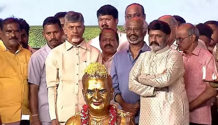 అవన్నీ మనకు అవసరమా..? రజనీకాంత్పై ఫైర్ అవుతున్న అభిమానులు అవన్నీ మనకు అవసరమా..? రజనీకాంత్పై ఫైర్ అవుతున్న అభిమానులు