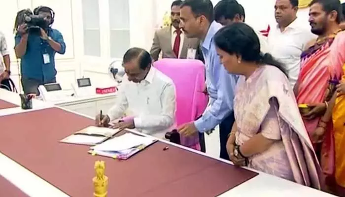 కేసీఆర్ కాళ్ళు మొక్కిన మంత్రులు.. వారికి పాదాభివందనం చేసిన సీఎం కేసీఆర్ కాళ్ళు మొక్కిన మంత్రులు.. వారికి పాదాభివందనం చేసిన సీఎం