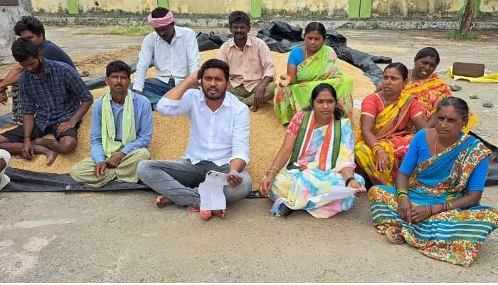 తడిసిన ధాన్యాన్ని షరతులు లేకుండా ప్రభుత్వం కోనుగోలు చేయాలి తడిసిన ధాన్యాన్ని షరతులు లేకుండా ప్రభుత్వం కోనుగోలు చేయాలి