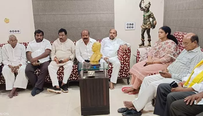 మహానాడును అడ్డుకునేందుకే.. మా కుటుంబాన్ని టార్గెట్ చేశారు : రాజమండ్రి సిటీ ఎమ్మెల్యే మహానాడును అడ్డుకునేందుకే.. మా కుటుంబాన్ని టార్గెట్ చేశారు : రాజమండ్రి సిటీ ఎమ్మెల్యే