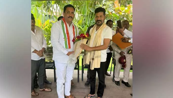 టీపీసీసీ చీఫ్ రేవంత్ రెడ్డిని కలిసిన ఆడే గజేందర్.. టీపీసీసీ చీఫ్ రేవంత్ రెడ్డిని కలిసిన ఆడే గజేందర్..