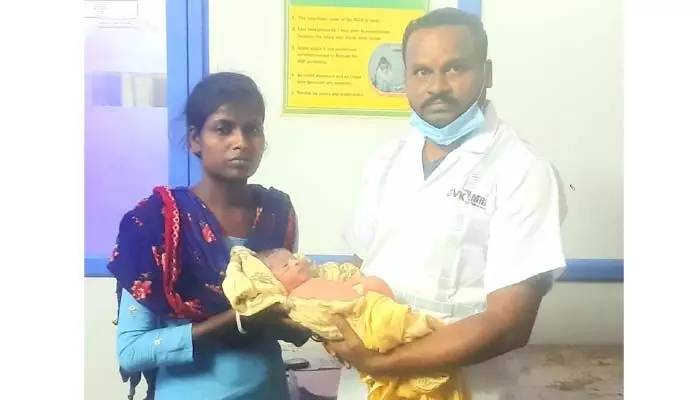 సీపీఆర్ చేసి శిశువు ప్రాణాలు కాపాడిన కీసర 108 సిబ్బంది.. సీపీఆర్ చేసి శిశువు ప్రాణాలు కాపాడిన కీసర 108 సిబ్బంది..