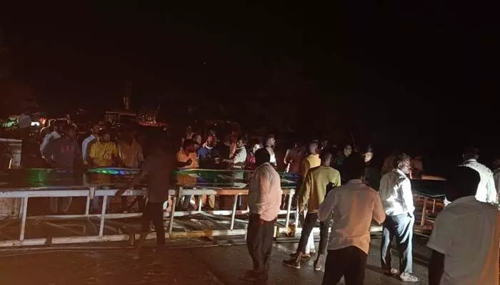 పరిగిలో భారీ గాలులు.. హైవే 163 పై విరిగిపడిన సూచిక బోర్డు.. భారీగా నిలిచిపోయిన వాహనాలు పరిగిలో భారీ గాలులు.. హైవే 163 పై విరిగిపడిన సూచిక బోర్డు.. భారీగా నిలిచిపోయిన వాహనాలు