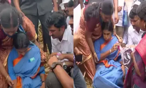 మీడియాతో మాట్లాడుతూ సొమ్మసిల్లి పడిపోయిన షర్మిల (వీడియో)