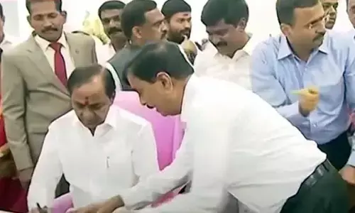 బిగ్ బ్రేకింగ్ న్యూస్ : సీఎం ఛాంబర్‌ సీటులో కూర్చున్న కేసీఆర్.. తొలి సంతకం ఆ ఫైల్‌పైనే..!