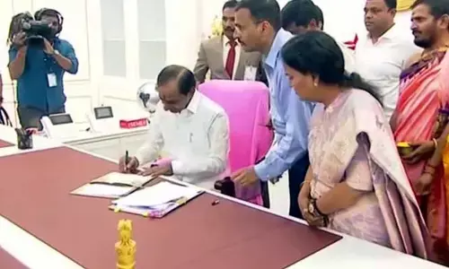 కేసీఆర్‌ కాళ్ళు మొక్కిన మంత్రులు.. వారికి పాదాభివందనం చేసిన సీఎం