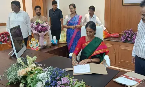 కీలకమైన రెండు ఫైళ్లపై సంతకం చేసిన మంత్రి సబిత ఇంద్రారెడ్డి
