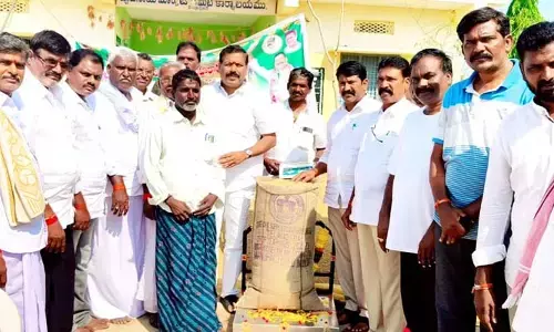 ధాన్యం కొనుగోలు కేంద్రాన్ని ప్రారంభించిన ఎమ్మెల్యే బీరం..