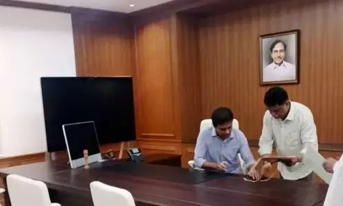 సచివాలయంలో ఆ ఫైలుపై తొలి సంతకం చేసిన KTR