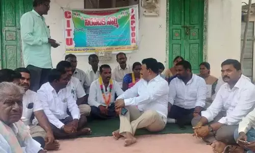 ఐకేపీవీఓఏ ఉద్యోగుల నిరవధిక సమ్మె.. మద్దతు తెలిపిన మాజీ మంత్రి జూపల్లి..