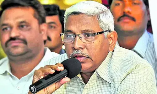 రైతులు ఆవేదనలో ఉంటే సచివాలయం సంబురాలు అవసరమా?