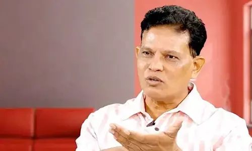 పంచాయతీ కార్యదర్శులను రెగ్యులరైజ్ చేయండి: ఆకునూరి