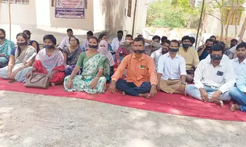 ఆదివారం సైతం కొనసాగిన పంచాయతీ కార్యదర్శుల సమ్మె..