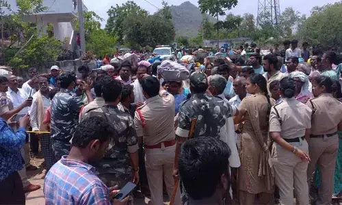 మైసమ్మ బోనాలకు పోతున్న గ్రామస్తులను అడ్డుకున్న పోలీసులు..