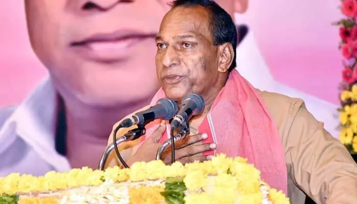 మేడే రోజున కార్మికులకు శుభవార్త చెప్పిన మంత్రి మల్లారెడ్డి మేడే రోజున కార్మికులకు శుభవార్త చెప్పిన మంత్రి మల్లారెడ్డి
