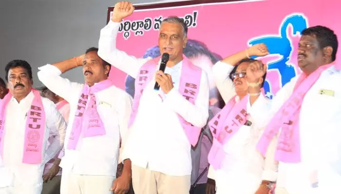 కార్మిక హక్కులను కాలరాస్తున్న కేంద్ర ప్రభుత్వం : మంత్రి హరీష్ రావు కార్మిక హక్కులను కాలరాస్తున్న కేంద్ర ప్రభుత్వం : మంత్రి హరీష్ రావు