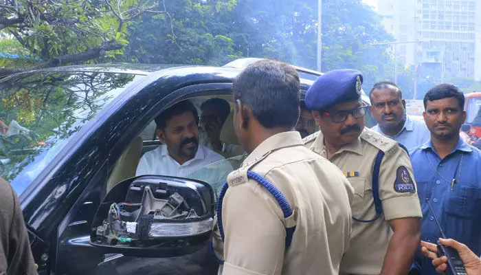 బ్రేకింగ్: రేవంత్ రెడ్డిని అడ్డుకున్న పోలీసులు.. టెలిఫోన్ భవన్ వద్ద తీవ్ర ఉద్రిక్తత బ్రేకింగ్: రేవంత్ రెడ్డిని అడ్డుకున్న పోలీసులు.. టెలిఫోన్ భవన్ వద్ద తీవ్ర ఉద్రిక్తత