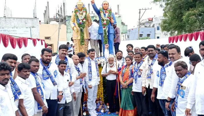 అన్ని గ్రంథాల కంటే భారత రాజ్యాంగం గొప్పది : ప్రజా గాయకుడు గద్దర్ అన్ని గ్రంథాల కంటే భారత రాజ్యాంగం గొప్పది : ప్రజా గాయకుడు గద్దర్