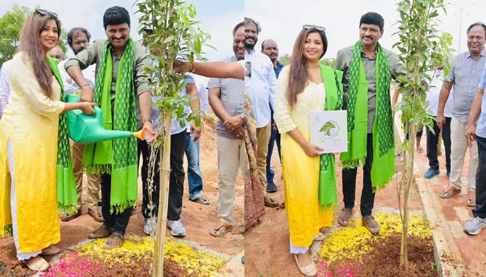 ‘‘గ్రీన్ ఇండియా’’ ఛాలెంజ్లో సింగర్ శ్రేయా ఘోషల్.. MP సంతోష్తో కలిసి సందడి ‘‘గ్రీన్ ఇండియా’’ ఛాలెంజ్లో సింగర్ శ్రేయా ఘోషల్.. MP సంతోష్తో కలిసి సందడి