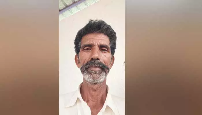 నీట మునిగిన వ్యక్తి శవమై తెలాడు ... నీట మునిగిన వ్యక్తి శవమై తెలాడు ...